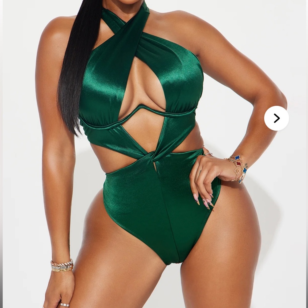 FashionNova- Kailen Underwire Twist 1 Piece Swimsuit - Emerald